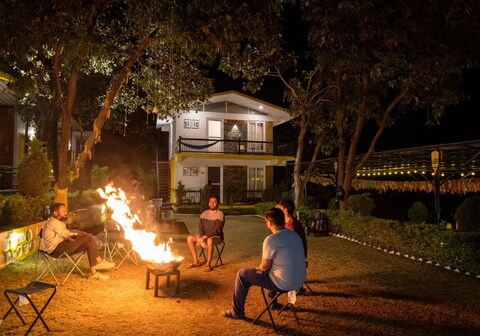 Julley Commune - Dorms x Rooms x Cafe