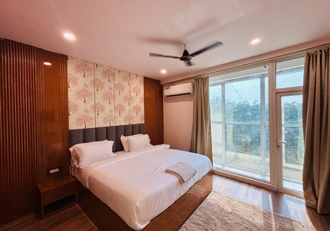 Hotel J P Grand