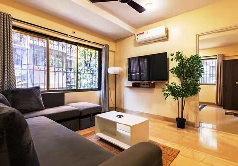 Cozy 2bhk off carter road