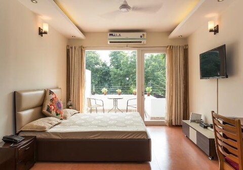 Amidst Monuments and Serenity