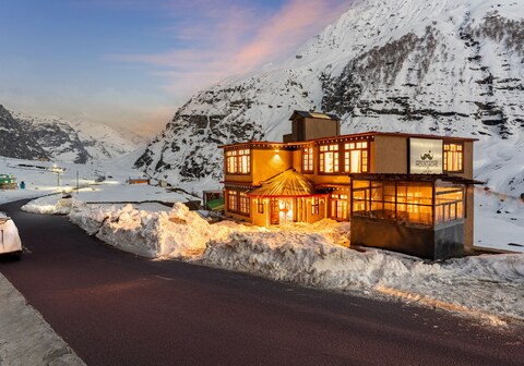 Moustache Koksar Luxuria, Sissu