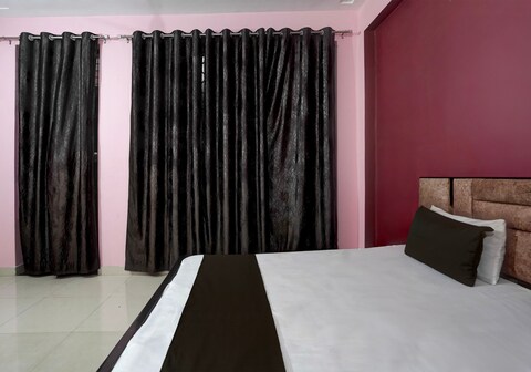 Hotel O A K Hotel and restaurant