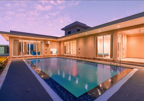 Jack & Rose Villa | Pool & Lawn