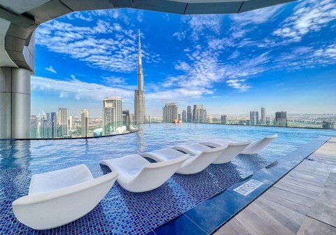 Burj Khalifa View with Infinity pool near Dubai Mall