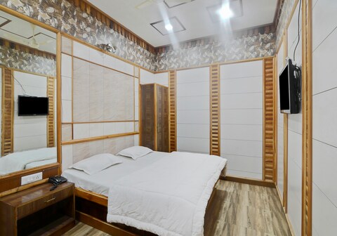 Raja Guest House-Nainital (Double Bed Room)