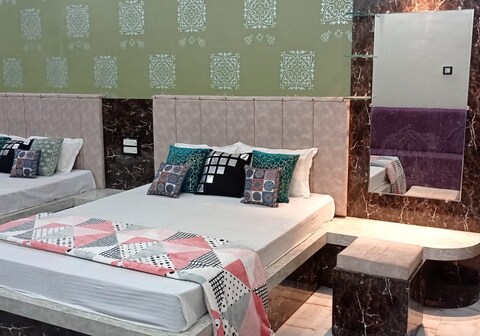 Shri Radhe Krishna Hotel