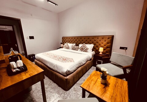 Hotel Aura Residency