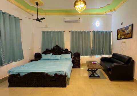 Sperated King Room with all amenities By Atiti Homes