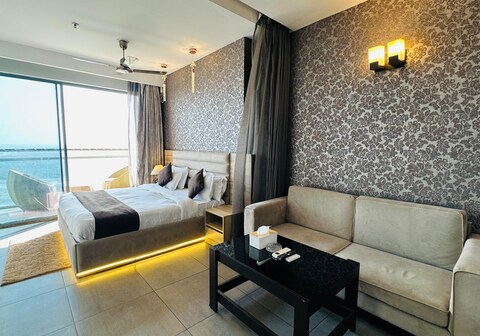 Aura Stays - Supernova