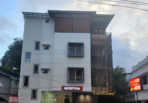 Redbell Suites - 50 Meter from Kottakkal Aryavaidyasala