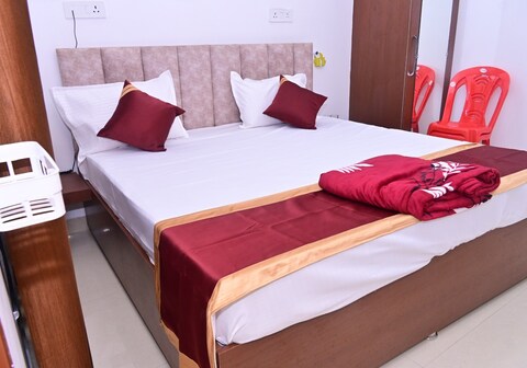 Hotel Kingspalace and dormitory