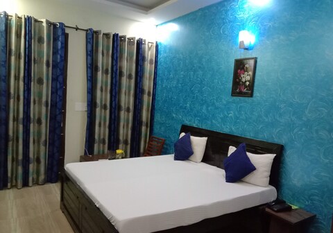 Starlet Tomstay | Rooms & Caretaker