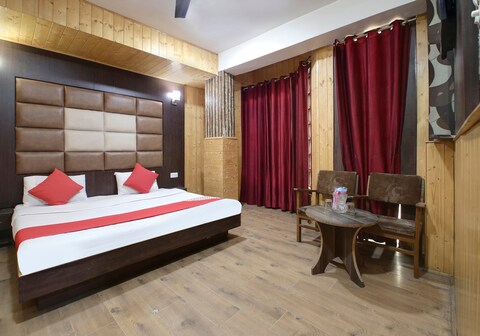 Hotel O Azad