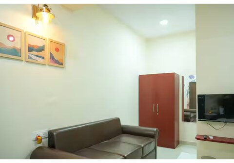 AC Queen Room Near Wipro Circle Gachibowli