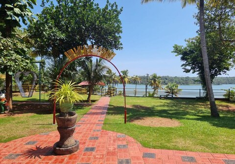 Kayaltheeram Resort & Homestay