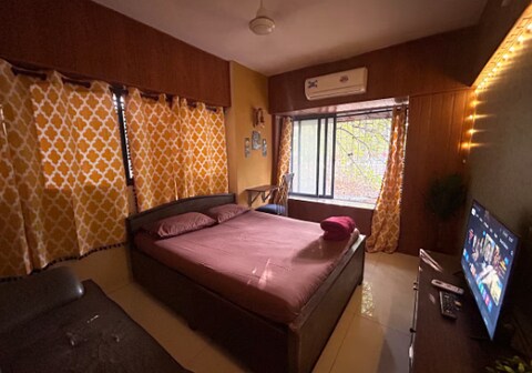 Cozy Room near Beach | Versova