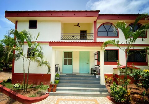 The Green Door Villa-Zalor, 400mtrs to Zalor Beach