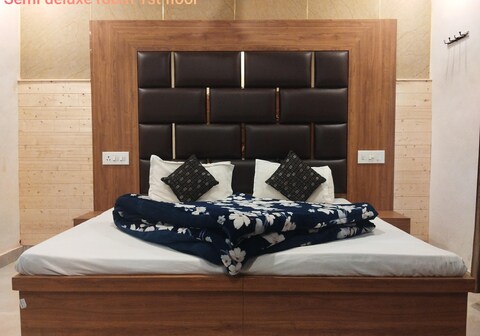 Hotel Bhandari Palace- Near Mall Road