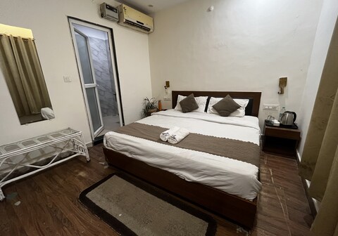 Snapin stayz Hostel | Rooms & Dorms