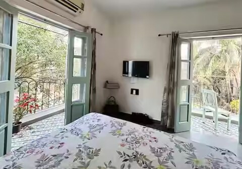 Studio Apartment near beach 1 bed 2balconies