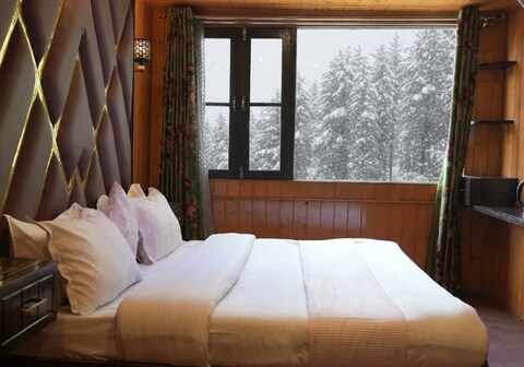 PINE VIEW HOTEL & RESTAURANT