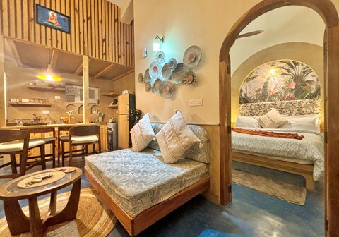 Natural and earty 1 Bedroom serviced apartmnet with pool in Siolim