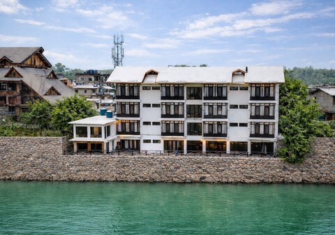 Hotel River View Jhelum Riverside by Aura Stays