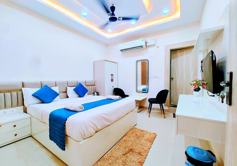 Hotel Madhur Kunj Palace - In front Ram Temple.