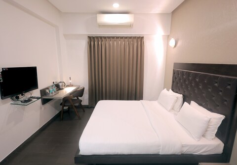 Palm Greens Suites & Banquet