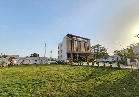 RBS Hotel and Lawn