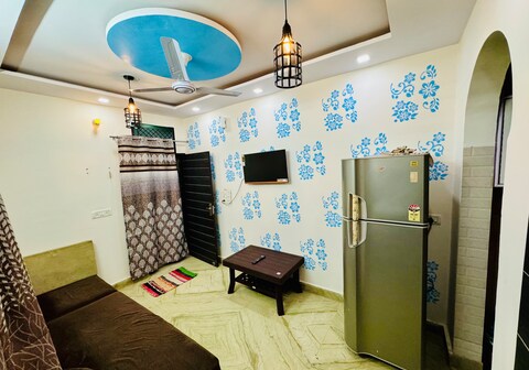 The House 2, 1 Bedroom Flat-Rohini Sector 5