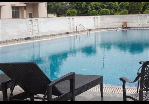 Royal Square 17th Avenue