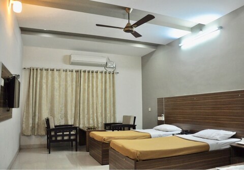 HOTEL SREE VIJAYALAKSHMI - (Previously Hotel Dolphin Inn)