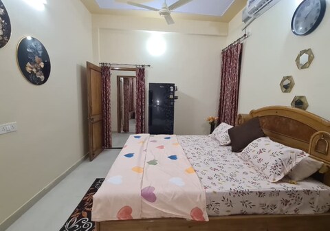 Tayal's: Mountain View 2BHK Premium Apartment near Ganga & AIIMS