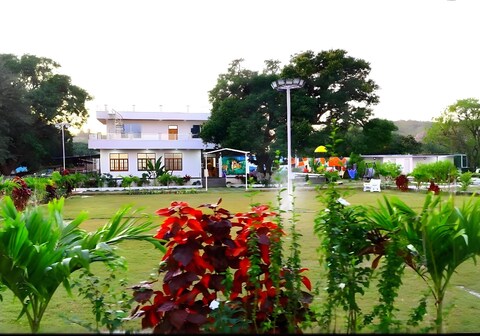 Deccan Green -3BR-Private Pool-Farmhouse-By Homeyhuts