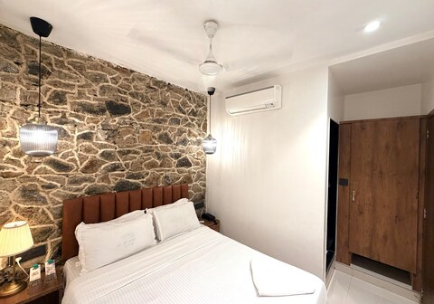 Palm Breeze Hotel - Colaba