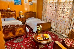 Houseboat Pagooma, Srinagar Houseboat Pagooma, Srinagar