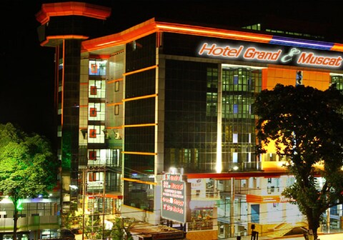 Grasshopper Hotel Grand E Muscat