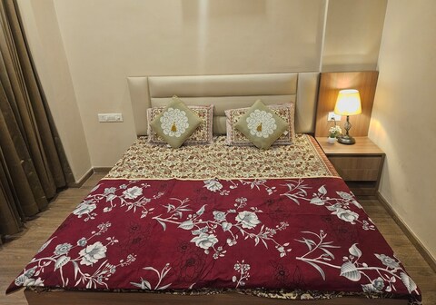 Arya stay luxury apartment omaxe itc alpha 2