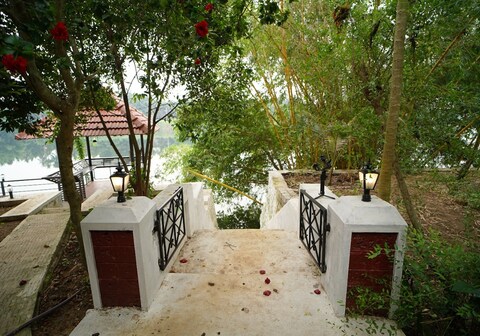 River View Pool Cottage Mace