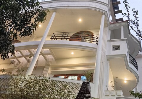 Karuna Villa Versailles