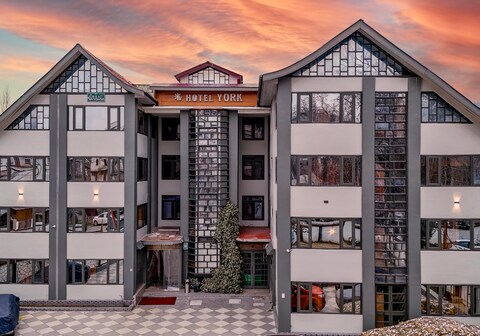 Hotel York (5 Mins Walk to Dal Lake)