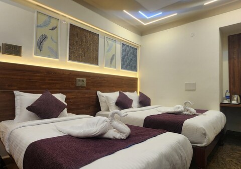 Hotel Maitreya inn Near CMC Hospital, VIT College, Sripuram Temple, Naruvi Hospital