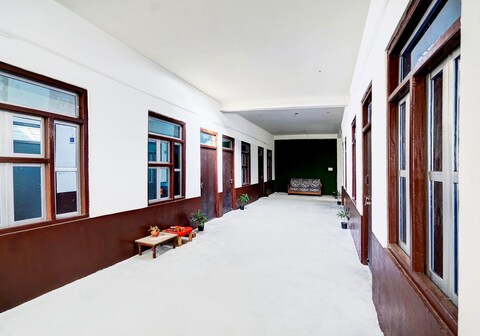 SPOT ON Hotel Lakshya Ghatampur