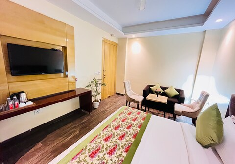 Hotel Ganga Ashoka- 100m from Ganga Ghat | 2kms from Triveni Ghat