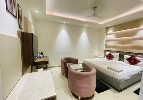 Hotel Dev Palace, Paschim Vihar