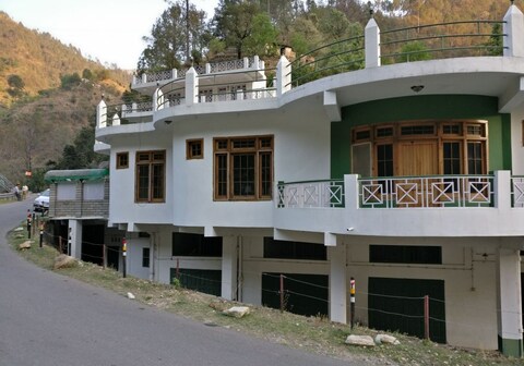 Himalayan Hillcrest Resort