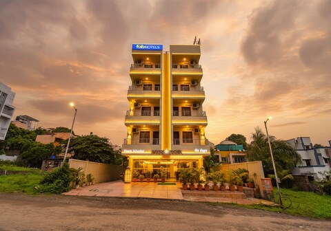 FabHotel Mountain High Inn - Nr. Lifeline Hospital