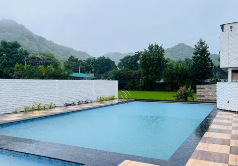 Lalit farms Entire farmhouse with Swimming Pool and Lawn