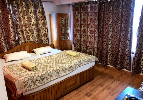 Hotel Palestine Main Market